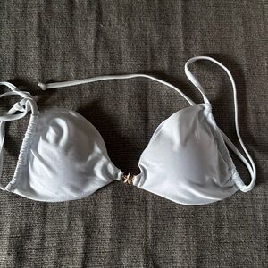 NEVER WOEN: Elegant White Bikini Top